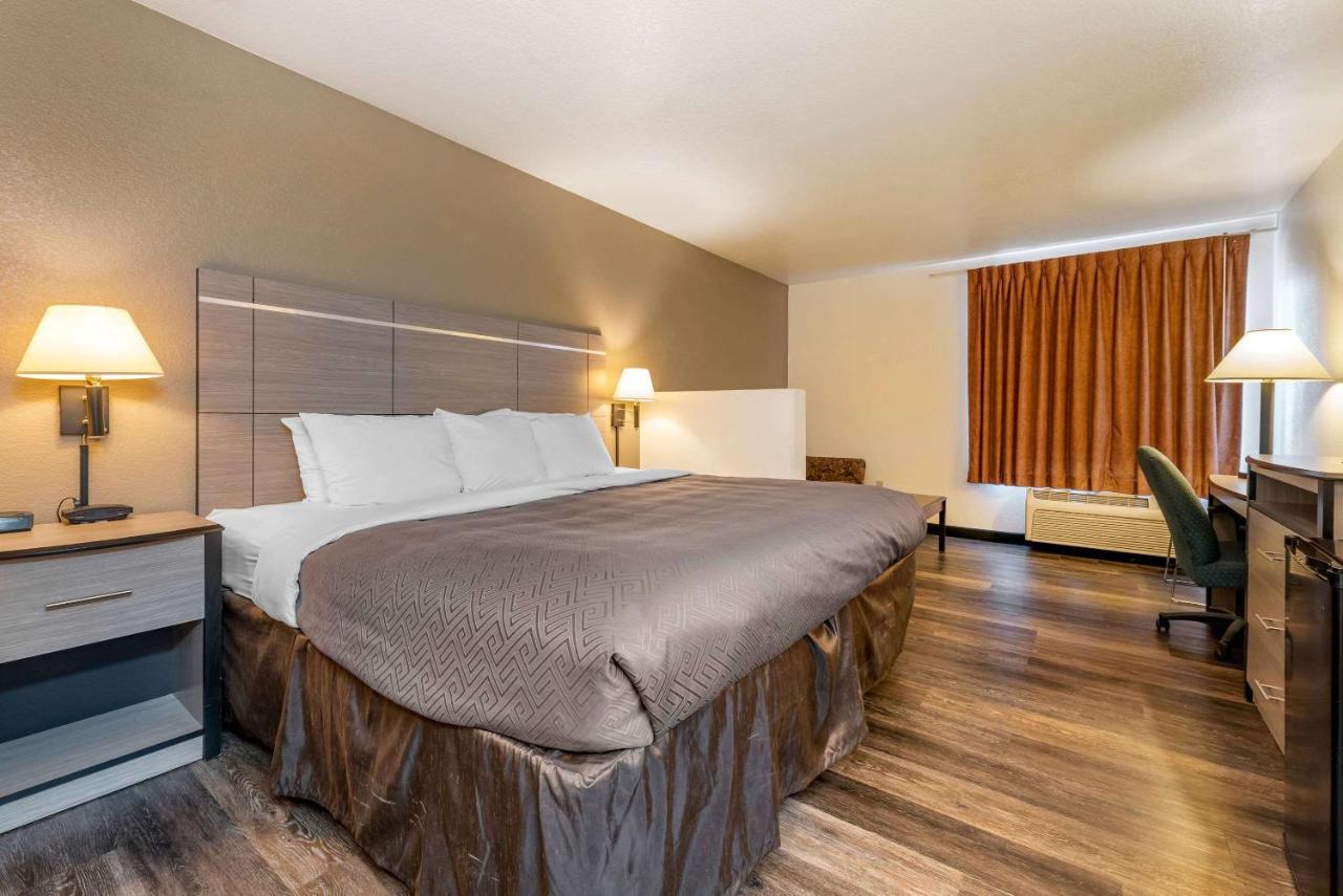 Econo Lodge Pueblo Extérieur photo