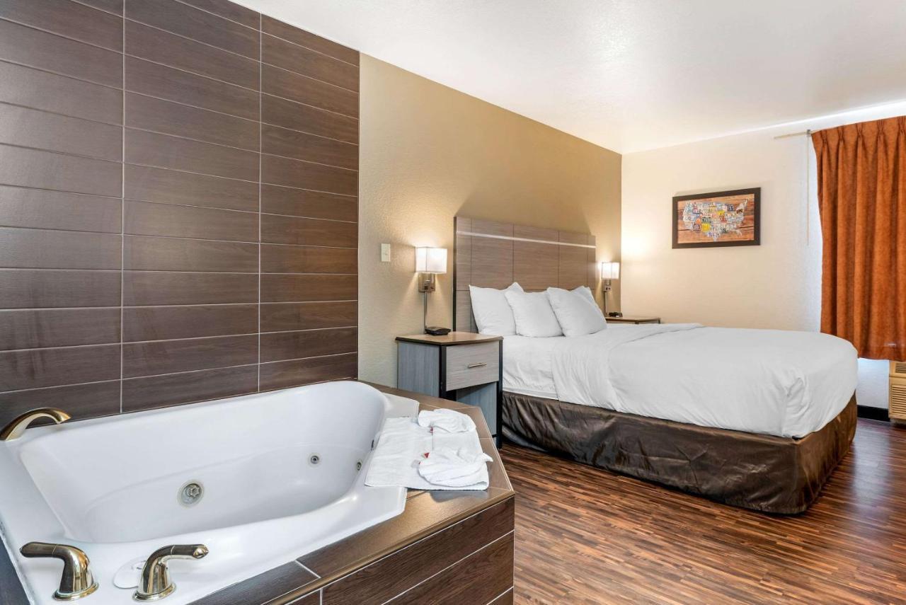 Econo Lodge Pueblo Extérieur photo