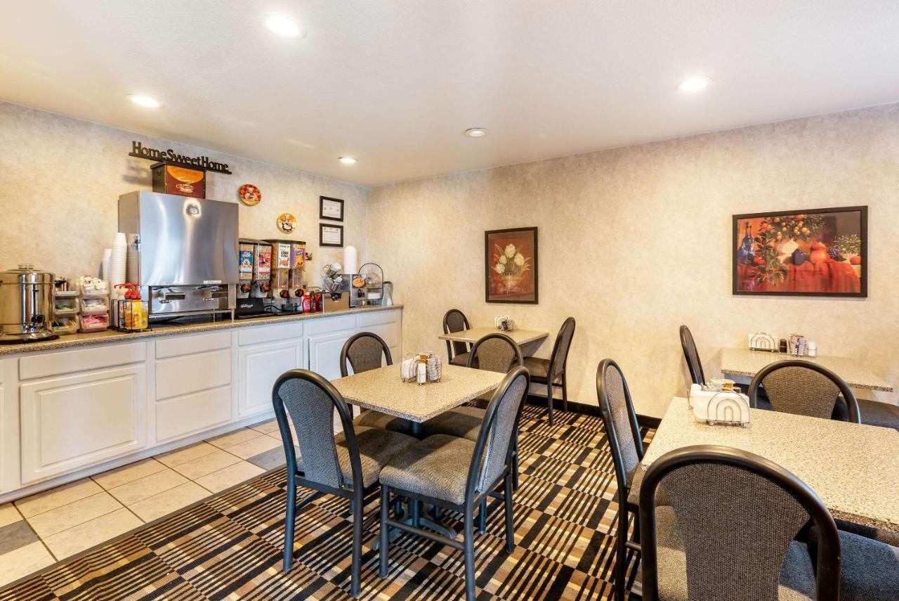 Econo Lodge Pueblo Extérieur photo