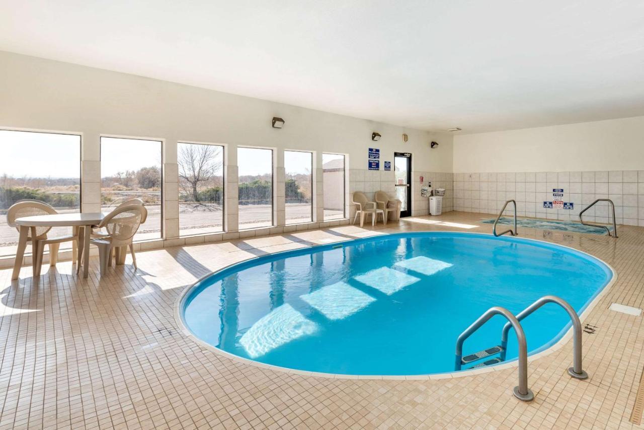 Econo Lodge Pueblo Extérieur photo