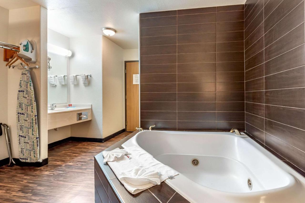 Econo Lodge Pueblo Extérieur photo