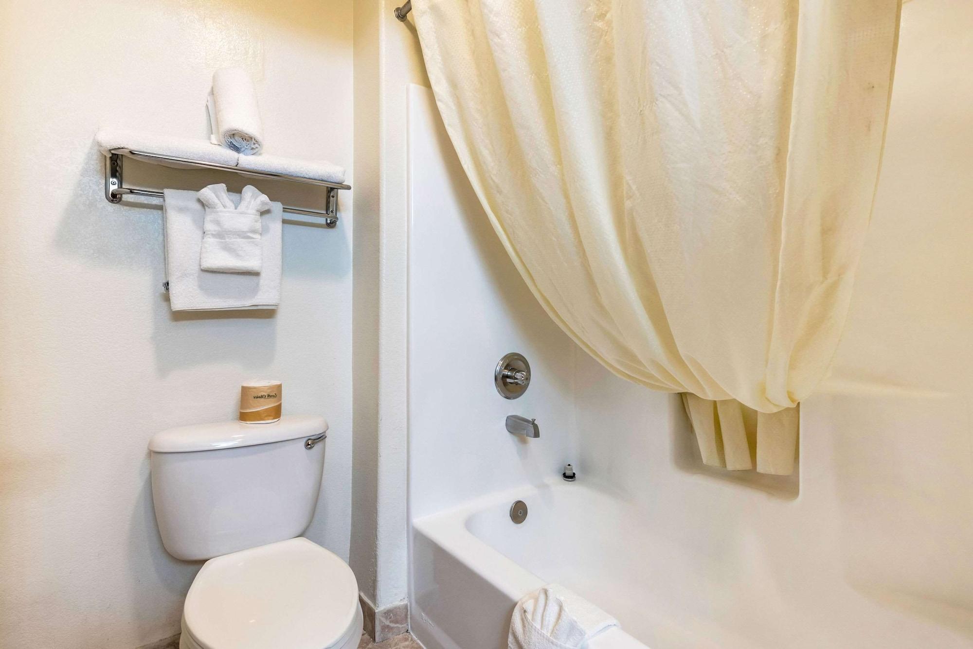 Econo Lodge Pueblo Extérieur photo